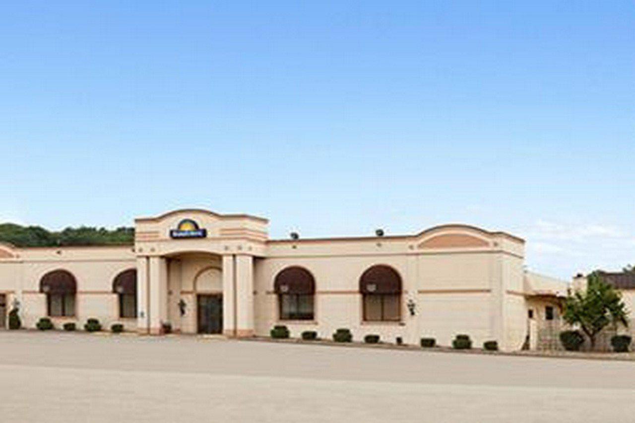 Days Inn By Wyndham Butler Conference Center Esterno foto