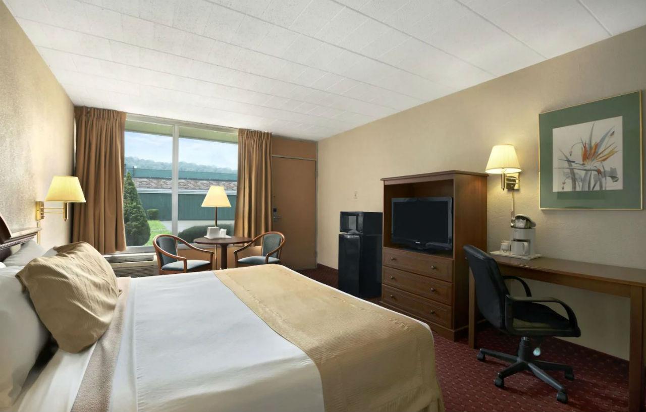 Days Inn By Wyndham Butler Conference Center Esterno foto
